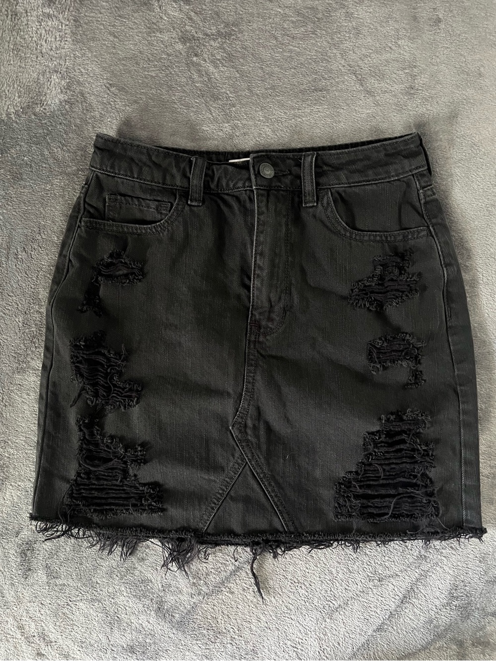 Hollister Women’s Ultra High-Rise Black Distressed Denim Skirt (3)